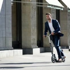 Micro Scooter Downtown -Thule || Croozer || MOUNTAIN BUGGY Verkäufe sa0171 lifestyle2